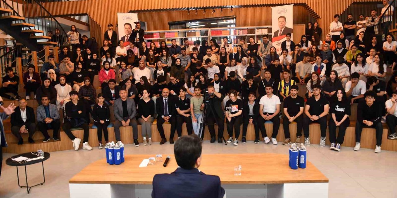 Esenyurt Belediye Başkanı Özer, Gençlere Kariyer Yıllarını Anlattı