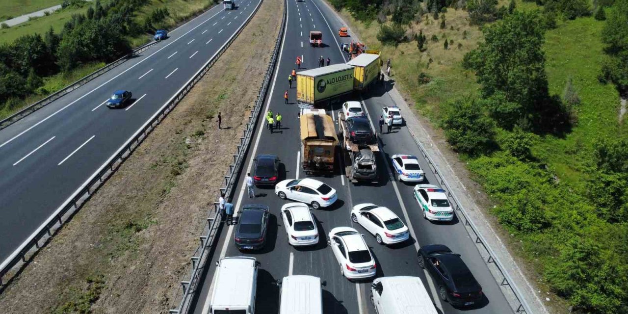 Tem’de Tır Devrildi, Kilometrelerce Kuyruk Oluştu