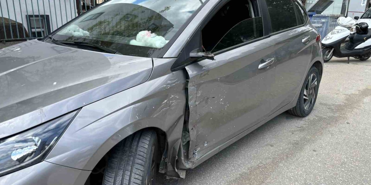 Park Yerinden Kontrolsüz Yola Çıkaran Otomobil Motosiklete Çarptı, Sürücüsü Yaralandı