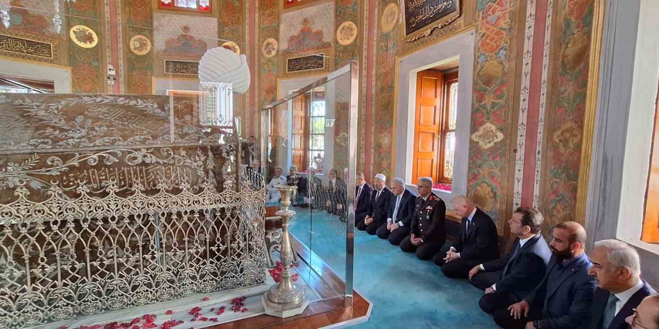 Fatih Sultan Mehmed Han Kabri Başında Dualarla Anıldı