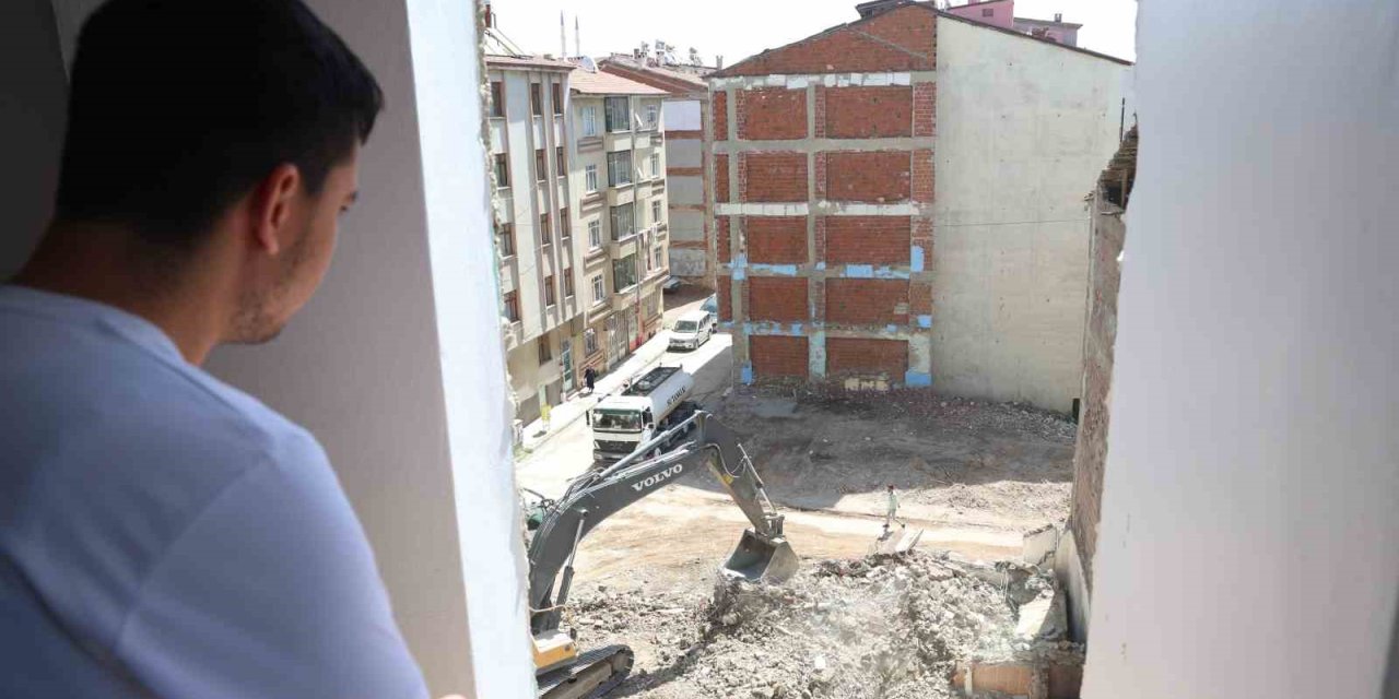 Yıkım Çalışmasında Ortaya Çıktı, 35 Yıldır İki Bina Tek Duvarı Kullanmış