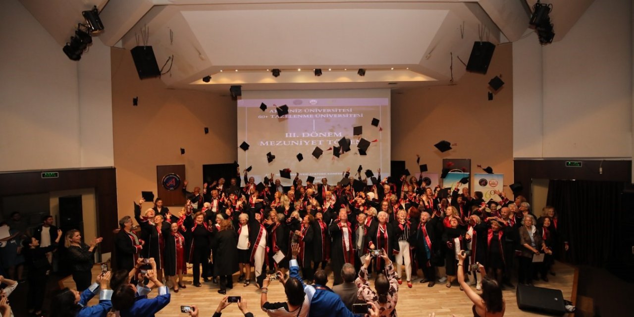 Tazelenme Üniversitesinden 110 Öğrenci Mezun Oldu