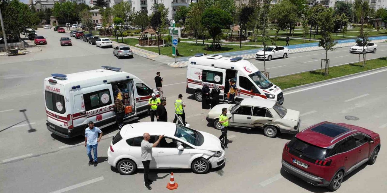 Aksaray’da 2 Otomobilin Çarpıştığı Kazada 4 Kişi Yaralandı