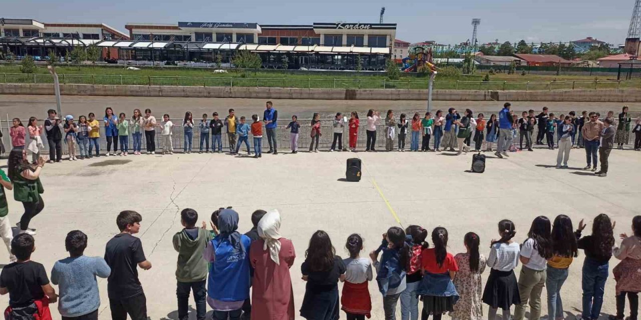 Ağrı’da Geleneksel Çocuk Oyunları Şenliği İle Unutulan Oyunlar Canlandı