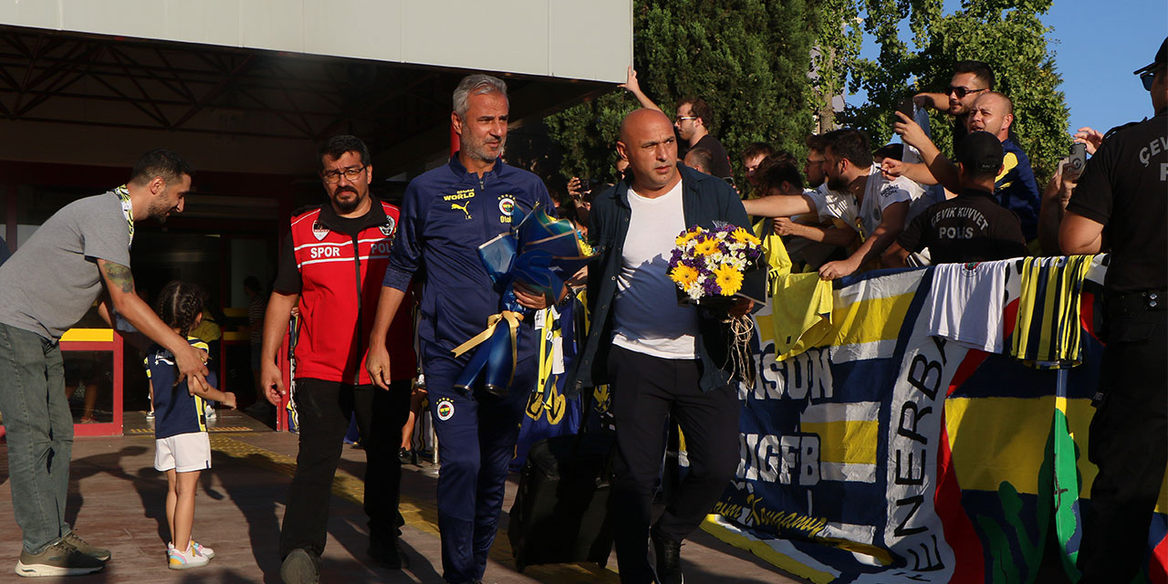 Fenerbahçe kafilesine Samsun’da meşaleli karşılama