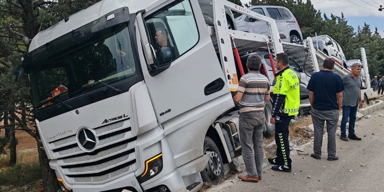 Burdur’da Araba Yüklü Tır Şarampole Dalarak Toprak Zemine Saplandı
