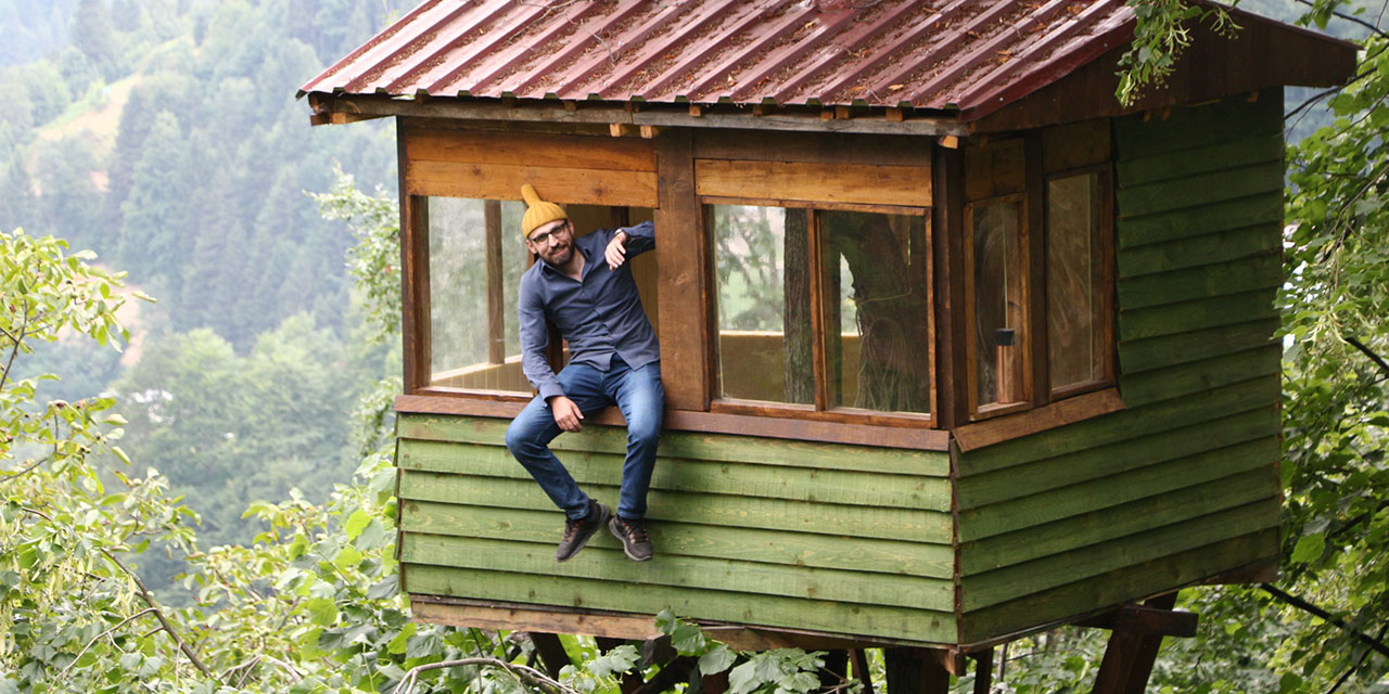 Rizeli öğretmen tatilini ağacın üzerine yaptığı evde geçiriyor