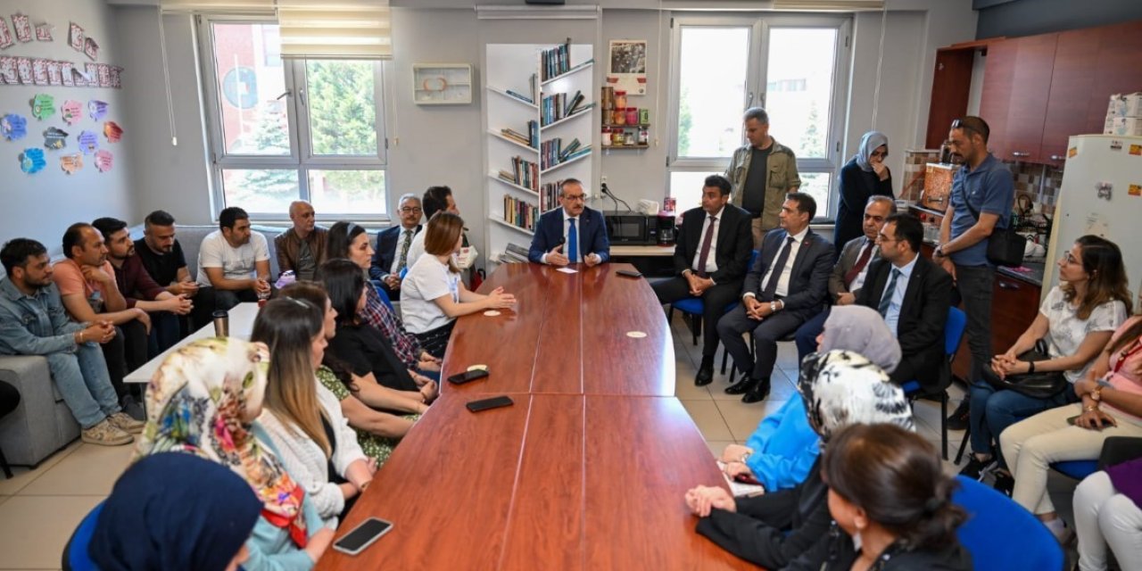 Vali Yavuz, Şiddetin Yaşandığı İlkokulu Ziyaret Etti: "Her Daim Yanınızdayım"