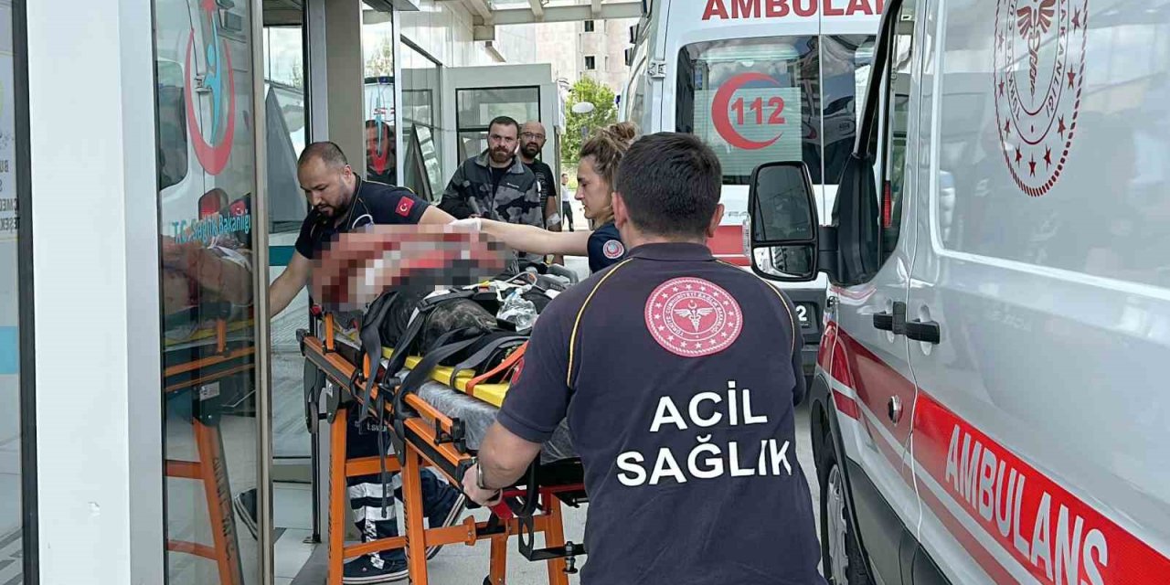 Evde Tartıştığı Arkadaşını Önce Bıçakladı, Ardından Balkondan Aşağıya Attı