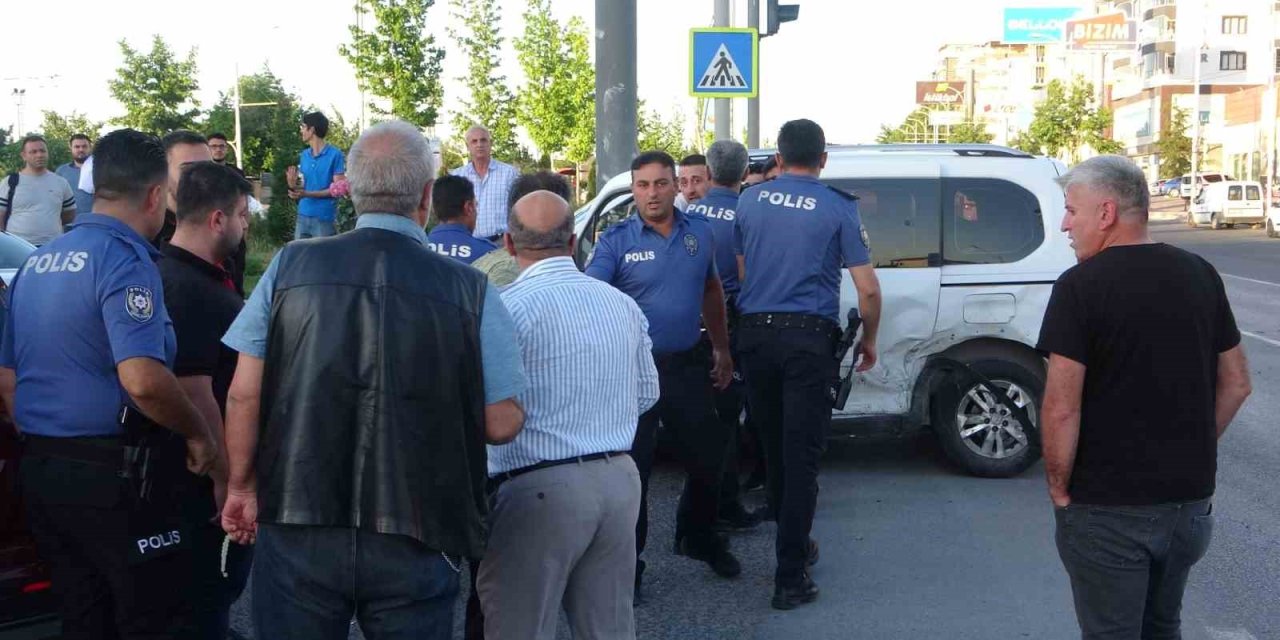 Kaza Sonrası Tartışmaya Polis Müdahale Etti