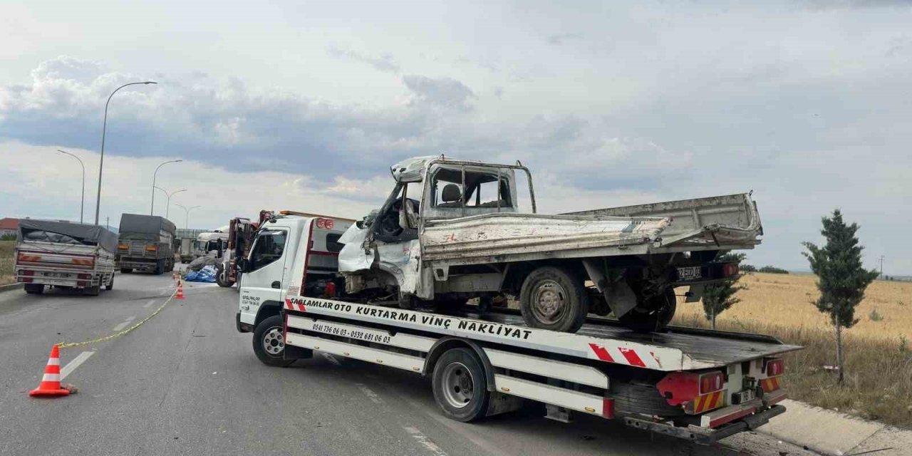 Tırla Kamyonetin Çarpıştığı Kazada 2 Kişi Öldü, 1 Kişi Yaralandı