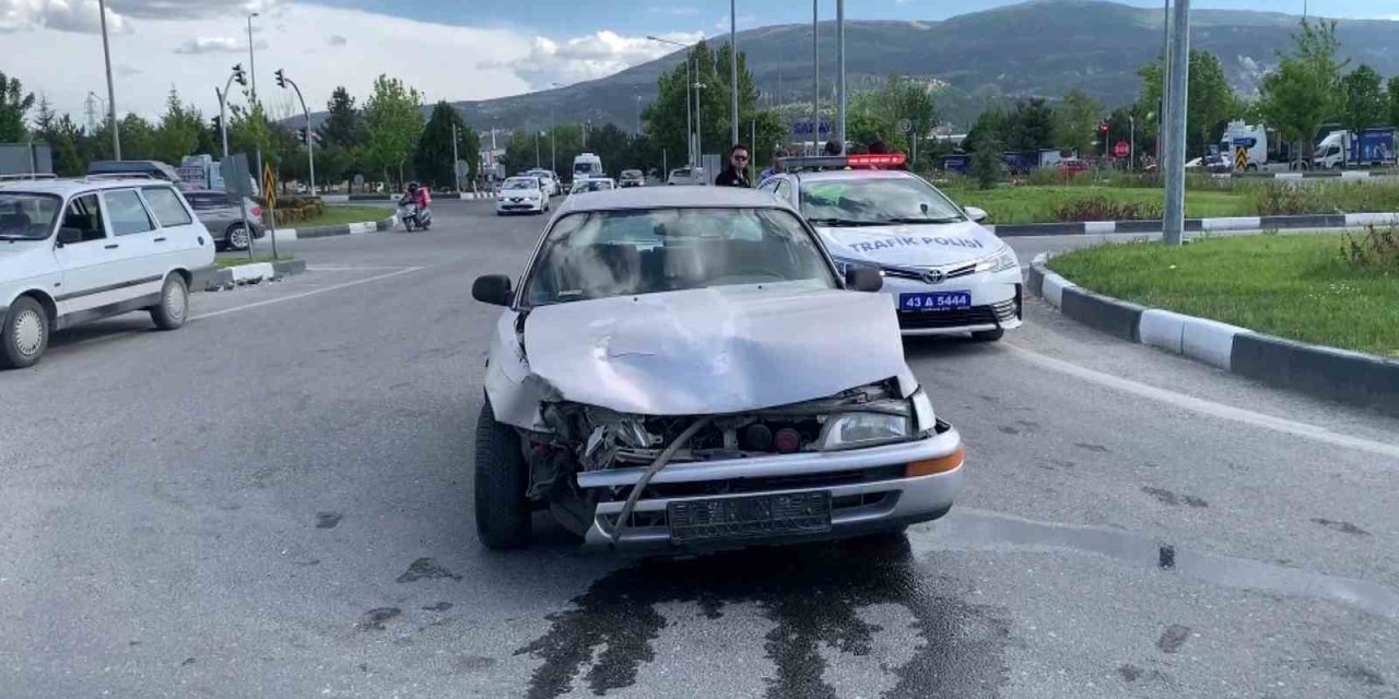 Kütahya’da Otomobil İle Minibüs Çarpıştı: 1 Yaralı