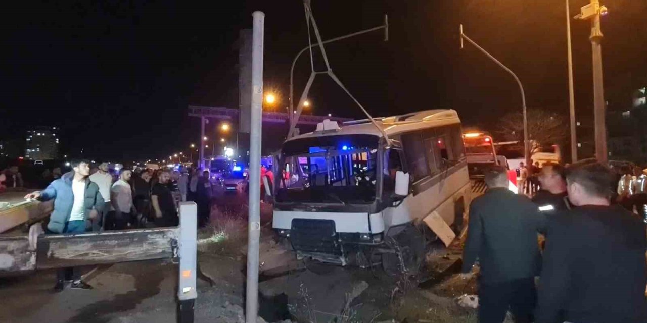 Kırıkkale’de Feci Kaza... Yolcu Minibüsü İle Otomobil Çarpıştı: 22 Yaralı