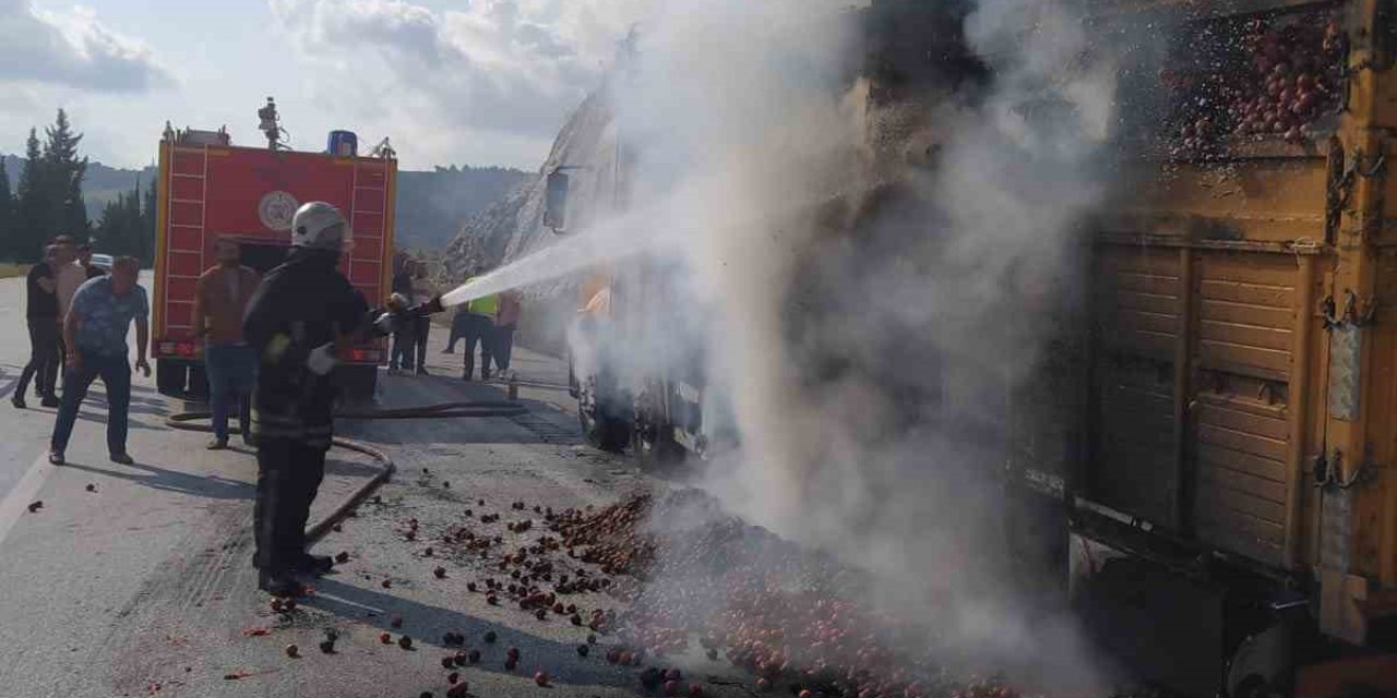 Tarsus’ta Domates Yüklü Kamyon Yandı
