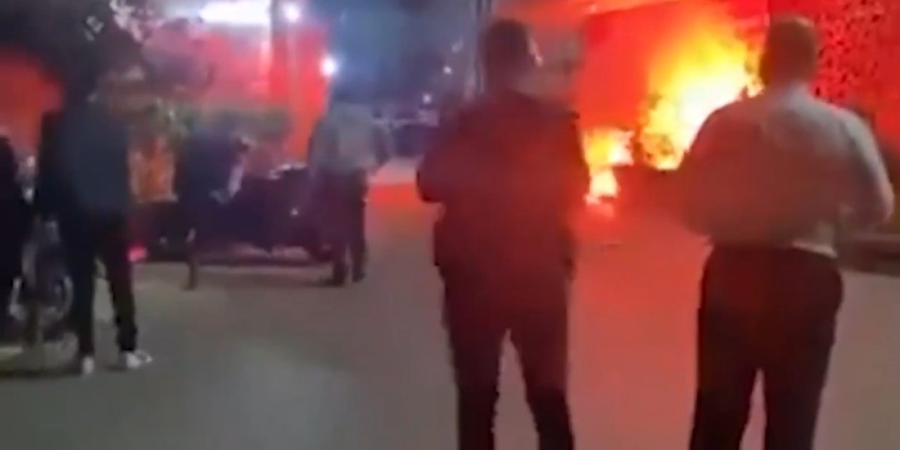 Kalamış Galatasaray Tesislerinin Önünde Toplanan Fenerbahçeli Bir Grup, Tesise Meşale Ve Yabancı Madde Fırlattı