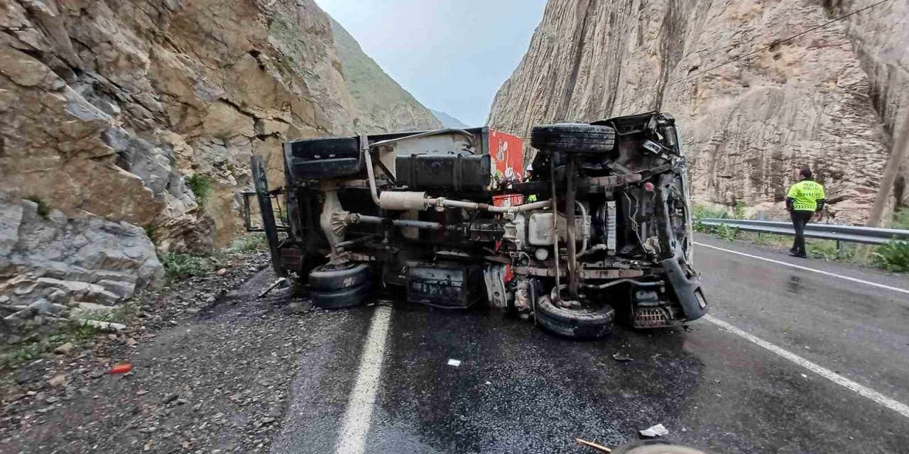 Dondurma Nakil Aracı Devrildi: 2 Yaralı