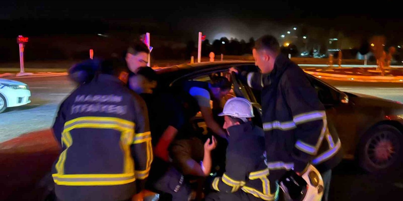 Kontrolden Çıkan Otomobil Bankete Çarptı: 4 Yaralı