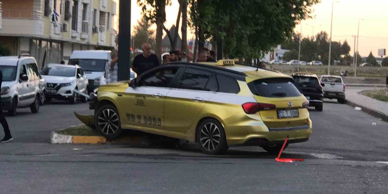 Batman’da İki Otomobil Çarpıştı: 2 Yaralı