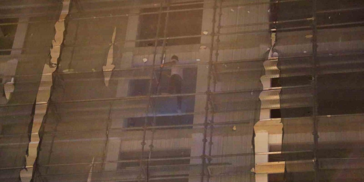 Çocukların Göremeyince Binanın İskelesine Çıktı