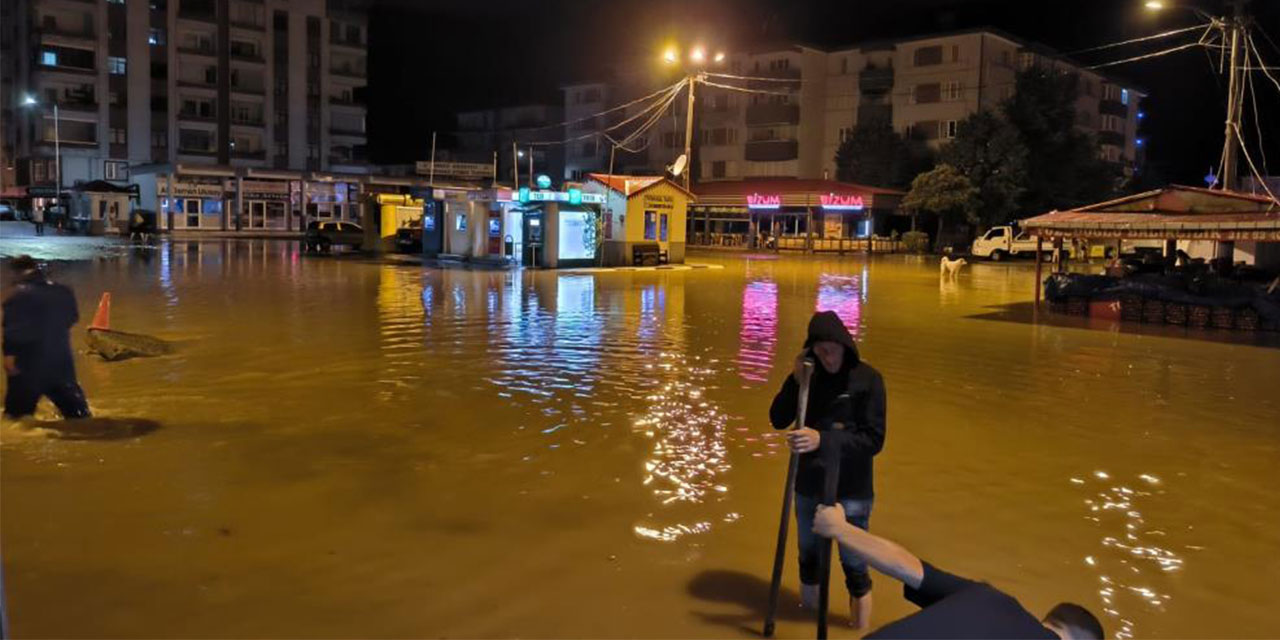 Artvin'de şiddetli yağmur su baskınlarına neden oldu