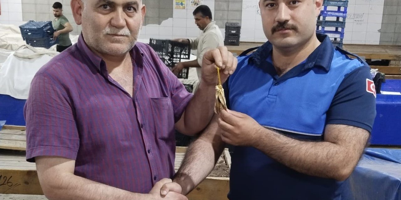 Amasya’da Pazarda Kaybolan Altın Kesesini Pazarcı Hasan Kalburcu Buldu