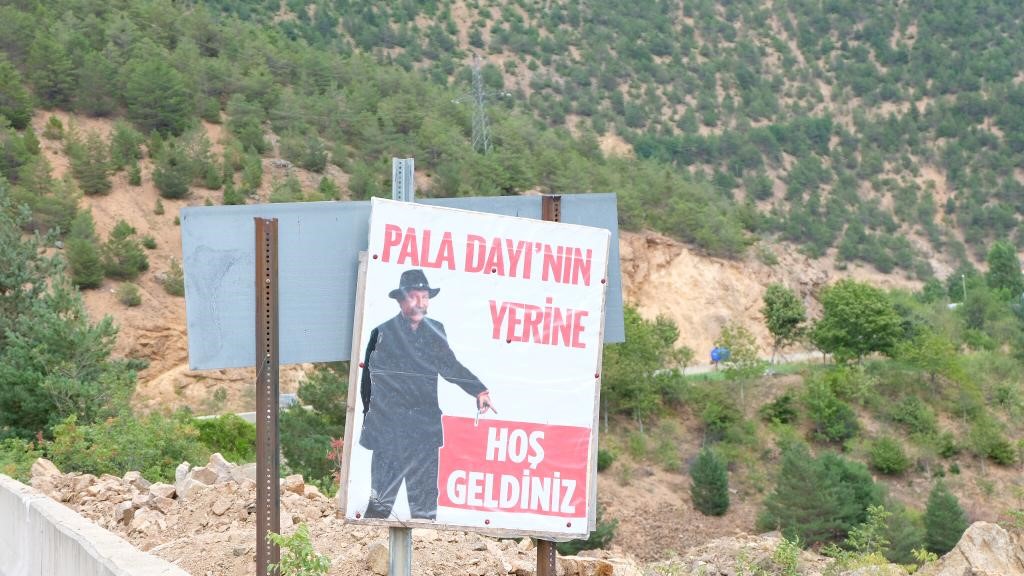 Gümüşhane’de “Dikkat Pala Dayı Çıkabilir” yazılı uyarı tabelası sürücüleri şaşırtıyor