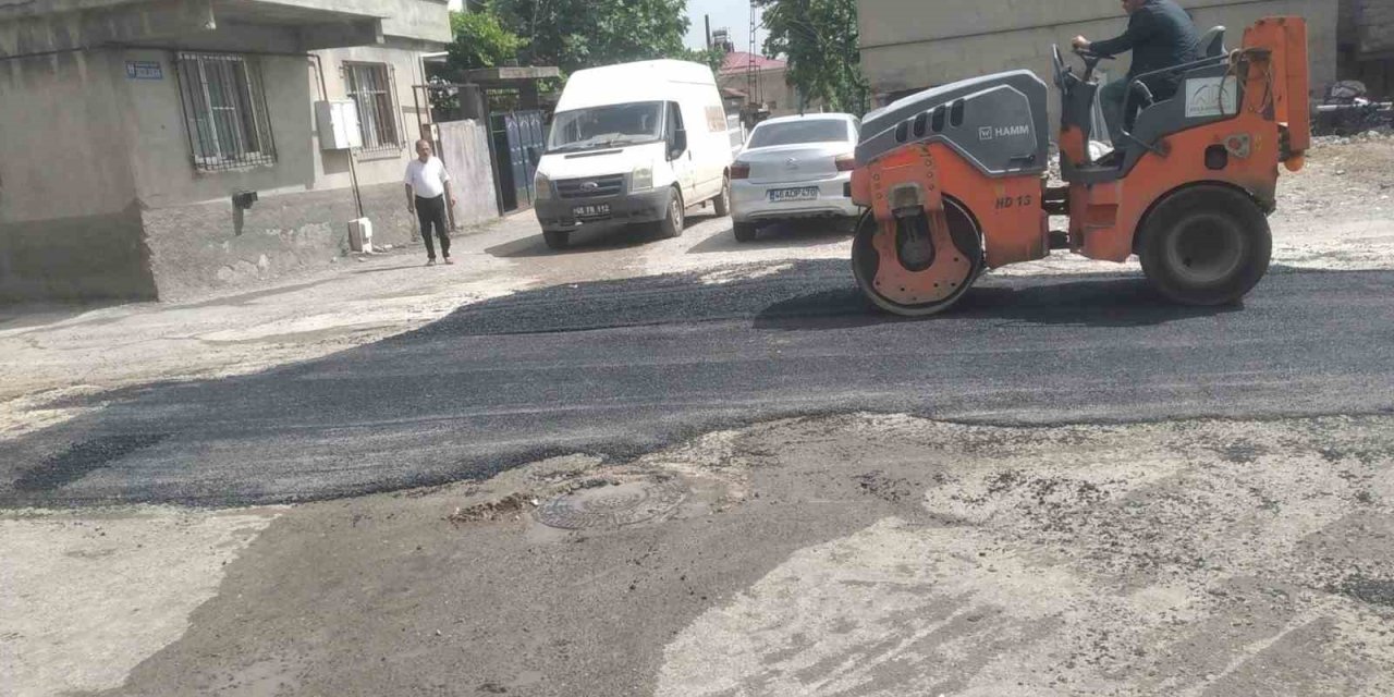 Kahramanmaraş’ta Mahallelerde Asfalt Tamiratı Çalışmaları Devam Ediyor
