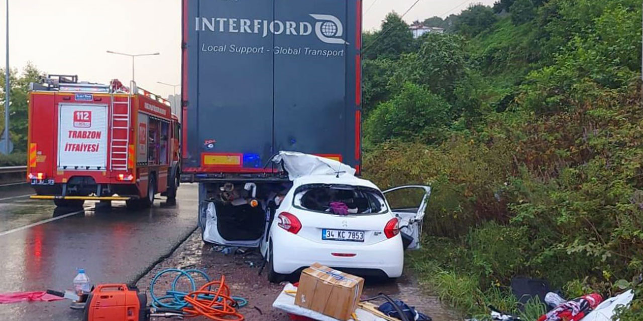 Of'ta otomobil park halindeki tıra çarptı 2 kişi öldü