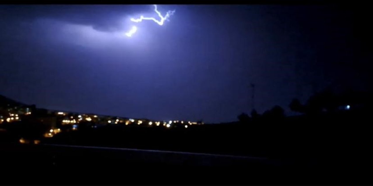 Silvan’da Şimşekler Geceyi Aydınlattı