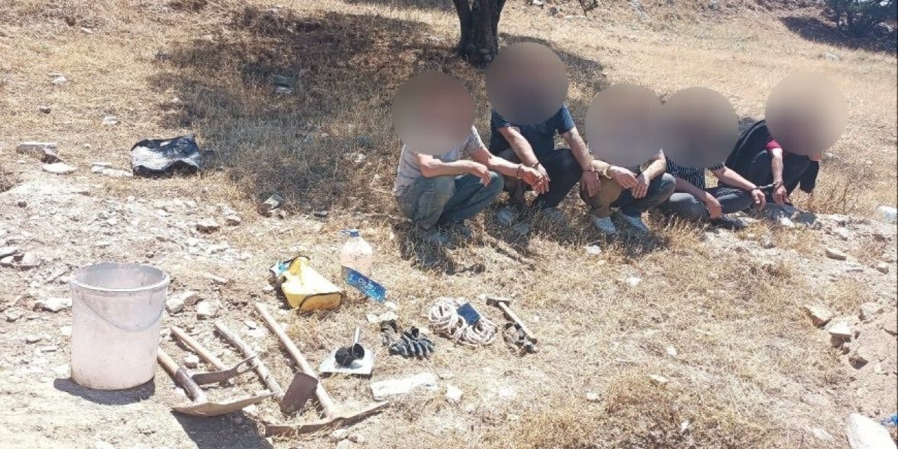 Definecileri Kazdıkları Çukurdan Jandarma Tek Tek Çıkardı