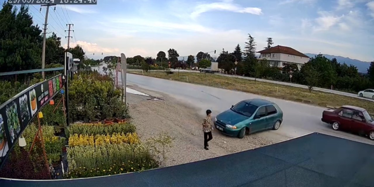 Yolda Yürürken Kazadan Kıl Payı Kurtuldu: O Anlar Kamerada