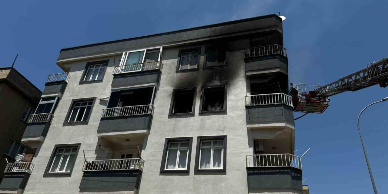 İtfaiye Ekibi Yanan Evdeki Bebeği Son Anda Kurtardı