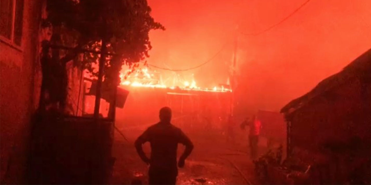 Çanakkale'de yangın evlere ulaştı, evler alev alev yanıyor