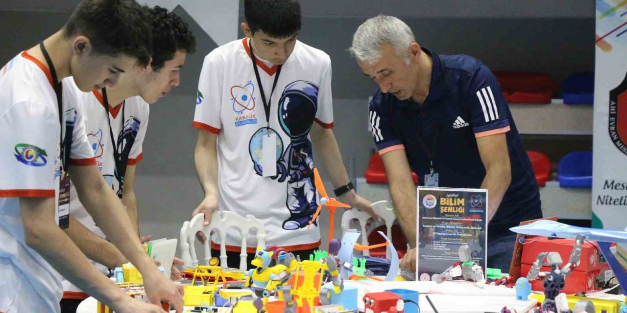 Geleceğin Milli Teknoloji Yıldızları Eserlerini Sergiledi