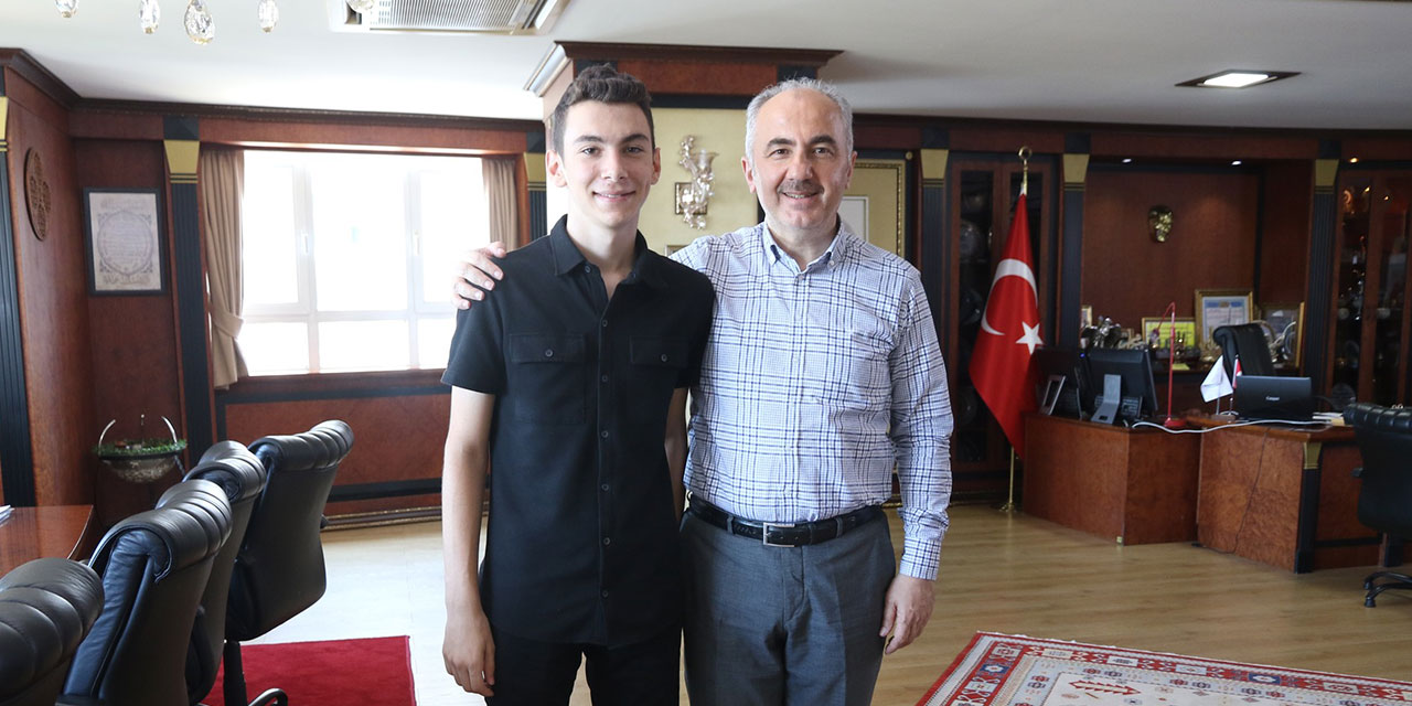 Rize'de LGS'den 500 Tam Puan Alan Er, Başkan Metin’i Ziyaret Etti