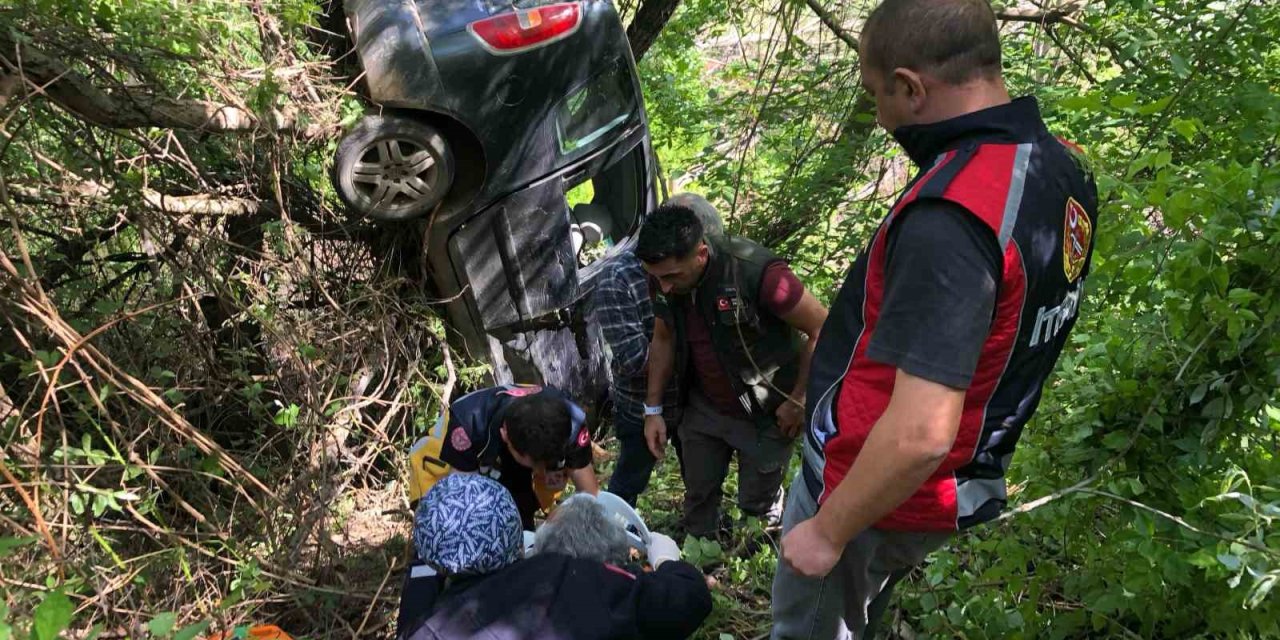 Otomobil Şarampole Devrildi: 2 Yaralı