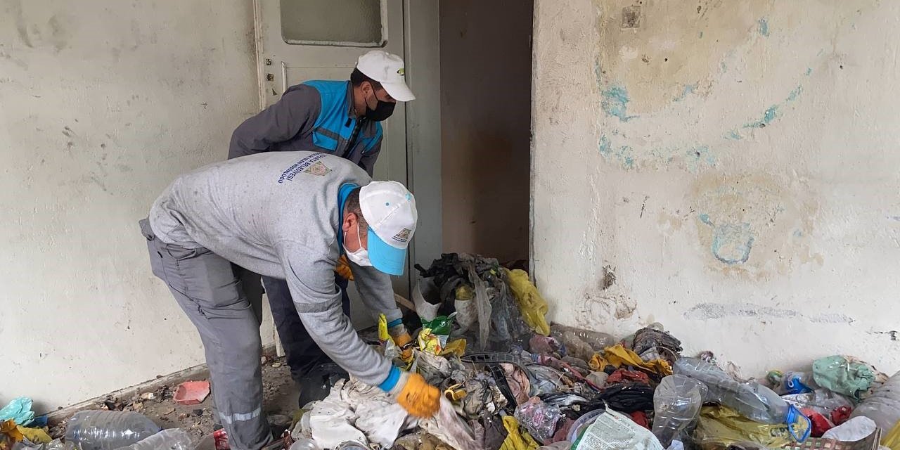 Kiracının Çöp Eve Çevirdiği Daireye Girip Ağlayan Aynur Teyzenin Yüzü Güldü