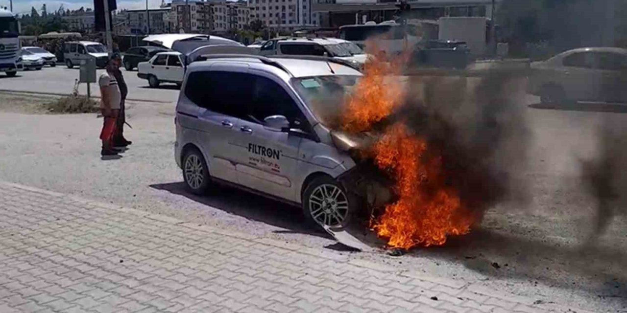 Seyir Halindeki Araç Alevlere Teslim Oldu
