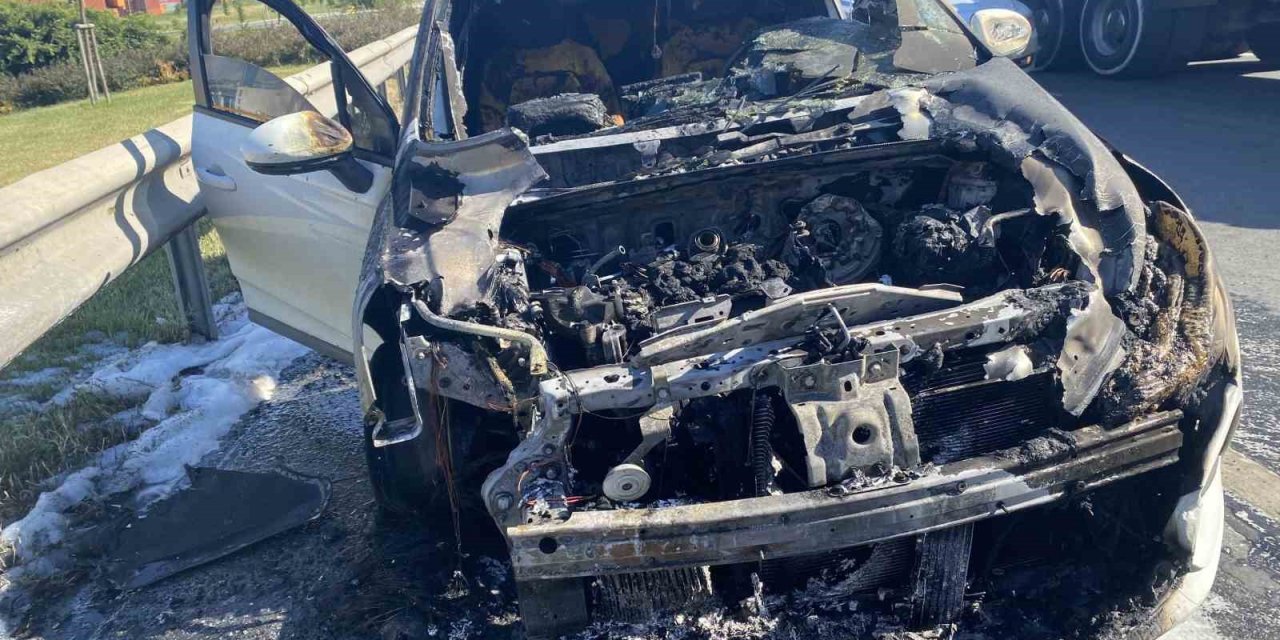 Beylikdüzü’nde Seyir Halindeki Araç Alev Alev Yandı