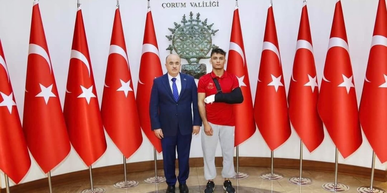 Şampiyon Güreşçi Vali Dağlı’yı Ziyaret Etti