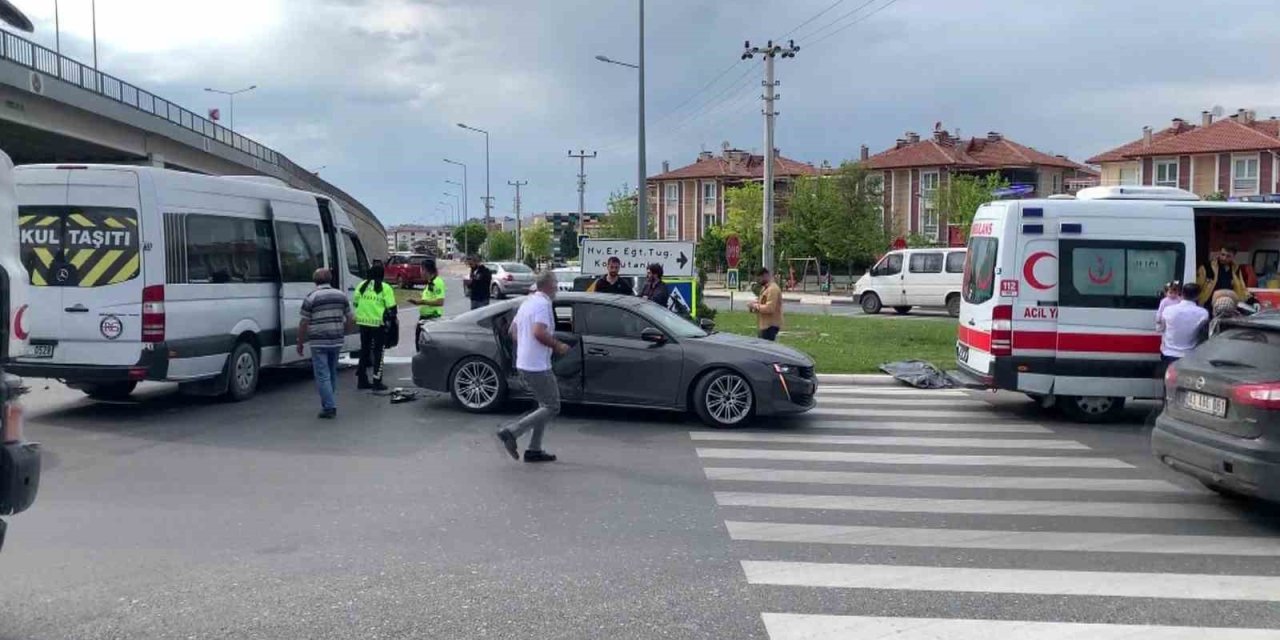Kütahya’da Otomobil İle Minibüs Çarpıştı:  2 Yaralı
