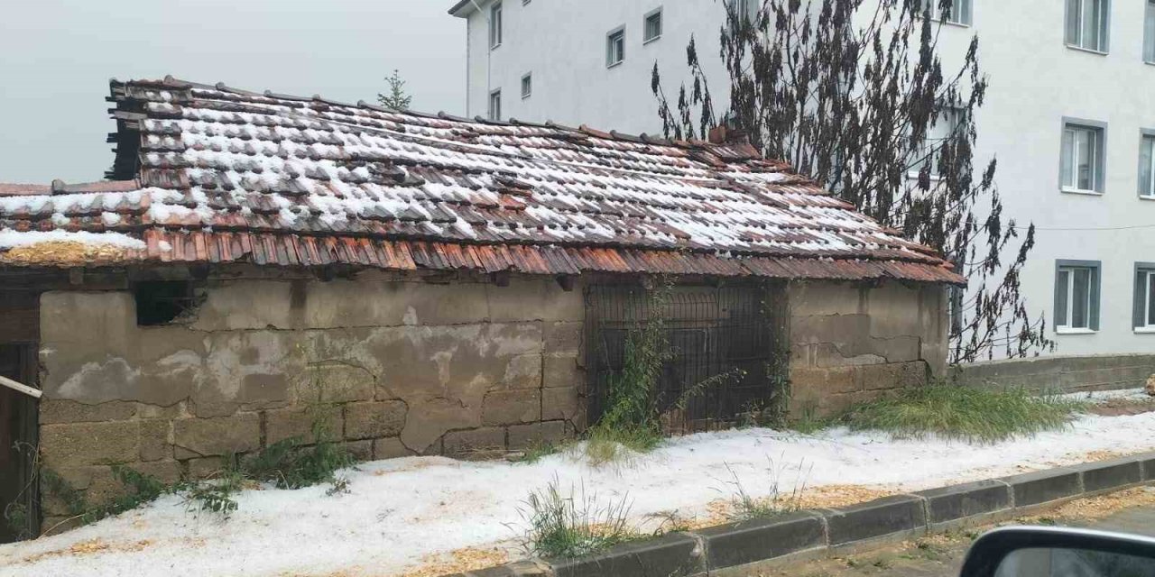 Dolu Ve Sağanak Yağışın Etkili Olduğu İlçede Ev Ve İş Yerlerini Su Bastı