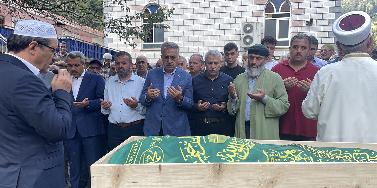 AK Parti Genel Başkan Yardımcısı Hayati Yazıcı, amcasının cenaze törenine katıldı