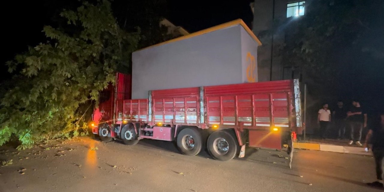 Elazığ’da Trafo Kulübesi Yüklü Tır Ağacı Devirdi: 1 Yaralı