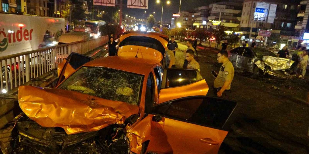 İki Otomobil Kafa Kafaya Çarpıştı, Parçaları Birbirine Karıştı: 1’i Ağır 5 Yaralı