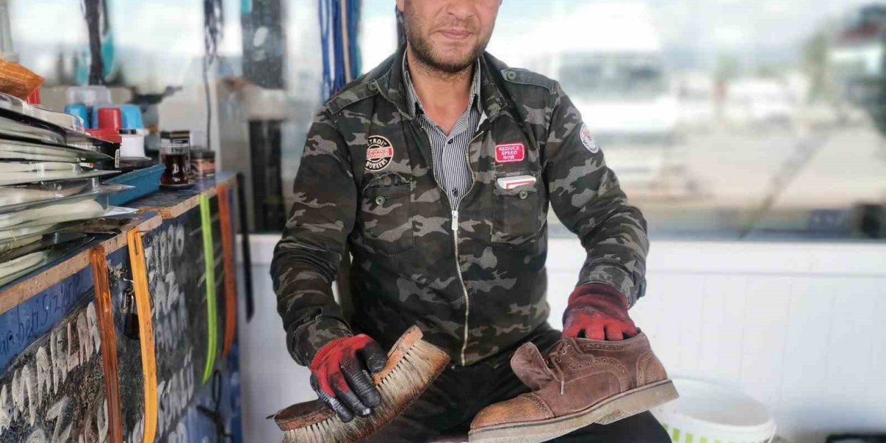 Gediz Otogarı’nda 25 Yıldır Ayakkabı Boyacılığı Yapıyor