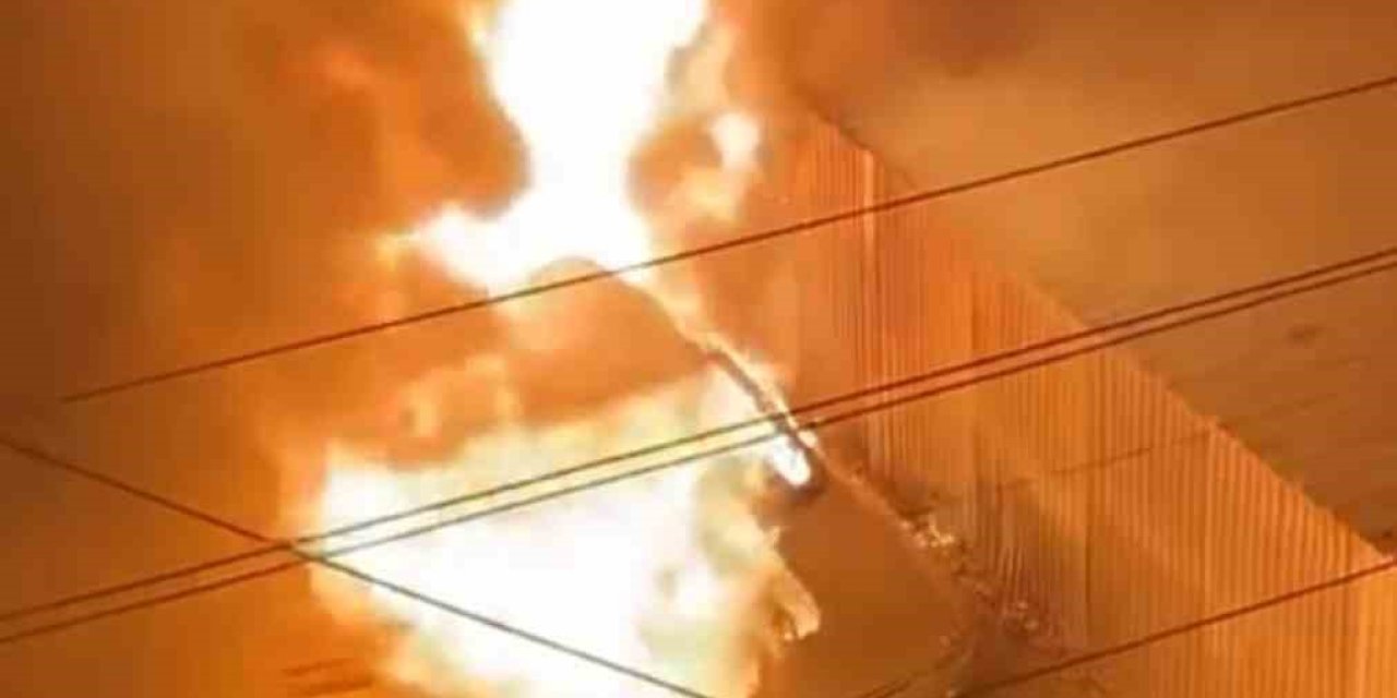 Bursa’da Garajda Park Halinde 2 Otomobil Alev Alev Yandı