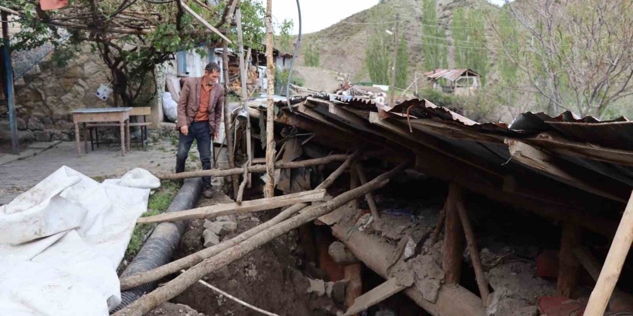 Sağanak Yağmur Sonrası Ahır Ve Samanlıkları Çöktü