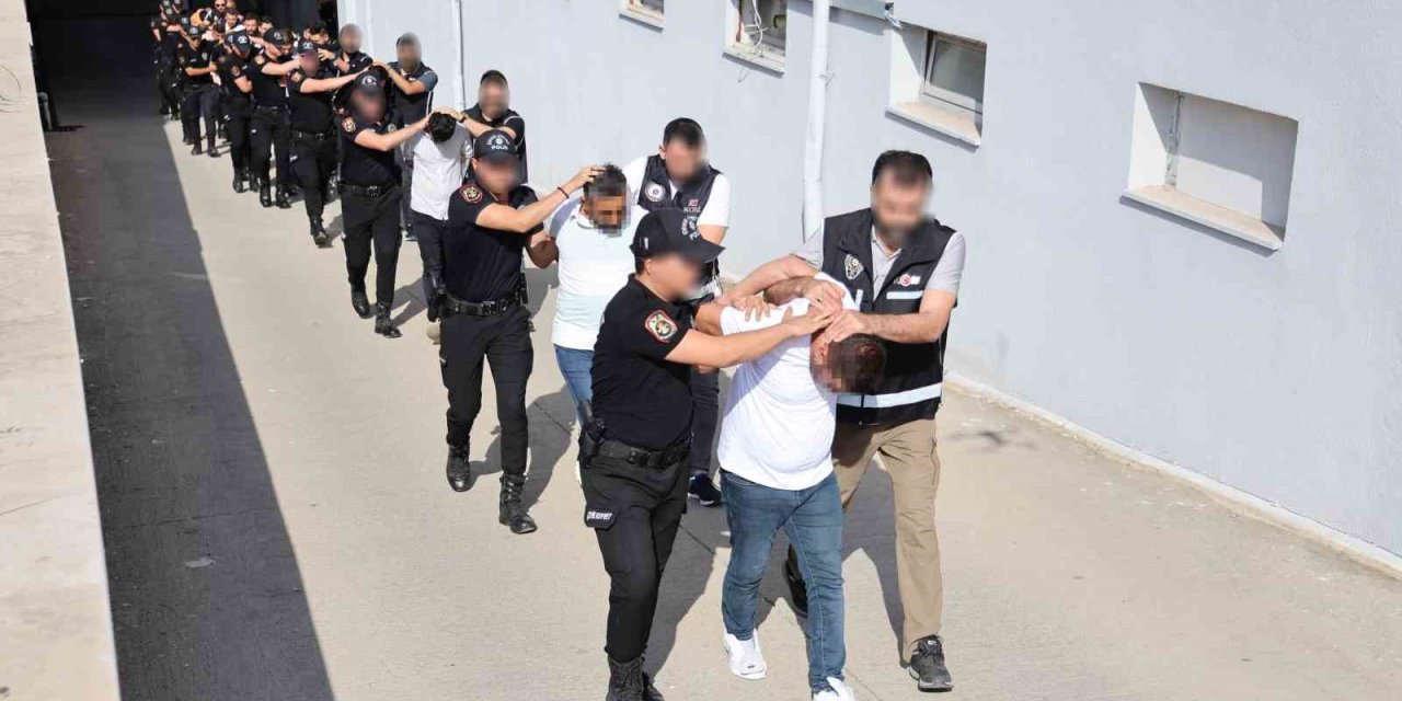 Adana’da “Kuyu-1” Operasyonunda Yakalanan 42 Şüpheli Adliyeye Sevk Edildi