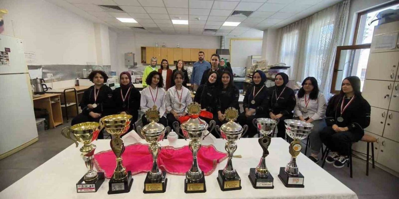 Müdür Başyiğit, Yemek Yarışmasında Derece Elde Eden Öğrencileri Kabul Etti